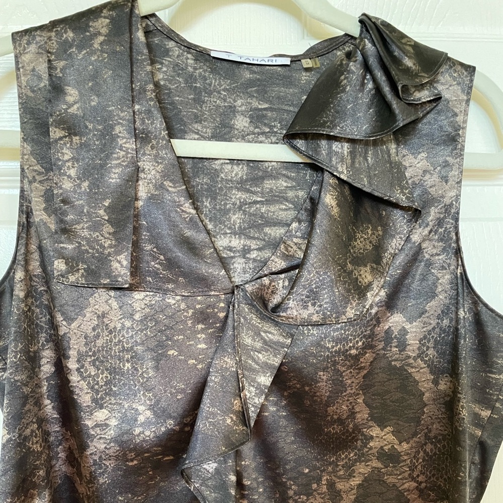 Tahari shell. Size Medium. - Picture 5 of 11